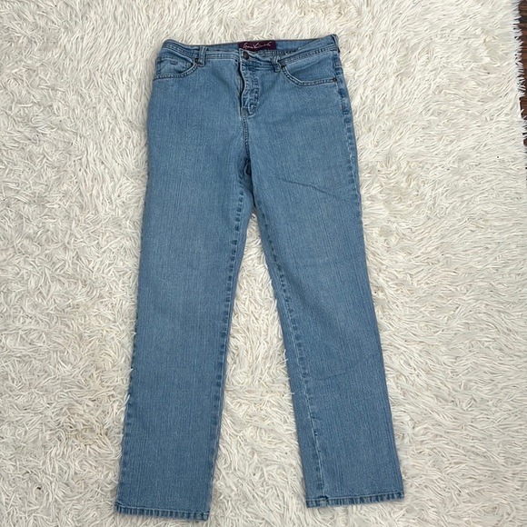 Light wash blue mom jeans, no seems coming undone. - Picture 1 of 2